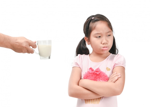 Trauriges Mädchen lehnt das Trinken einer frischen getrennten Milch ab
