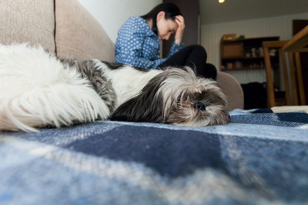 Trauriges Mädchen mit ihrem Hund an ihrer Seite