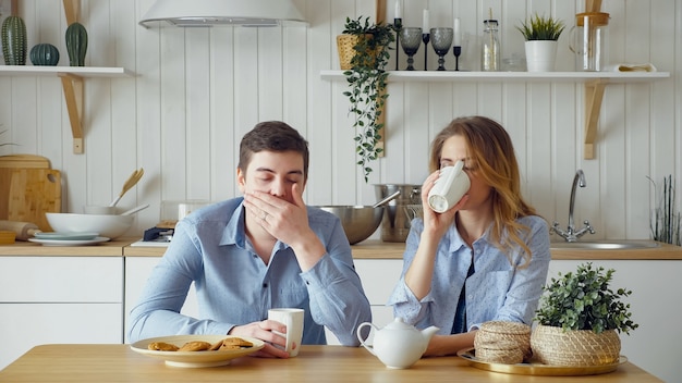 Trauriges Paar Mädchen Typ frühstückt Tee trinken leise