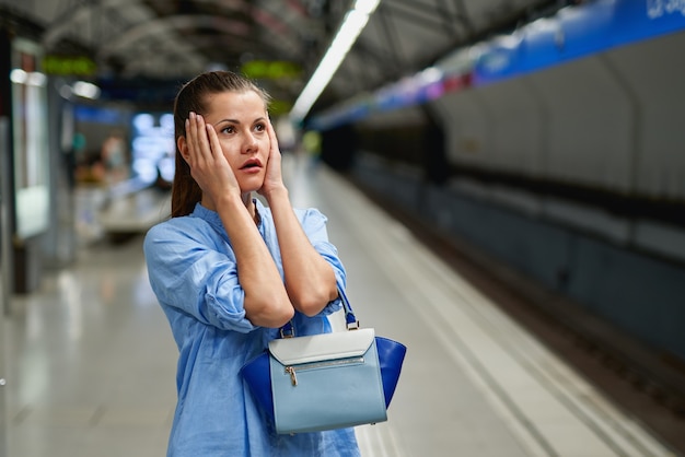 Trauriges Porträt der jungen Frau in der U-Bahn.