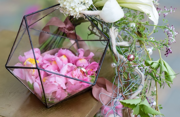 Trauringe in der Boutonniere mit Rosenblättern