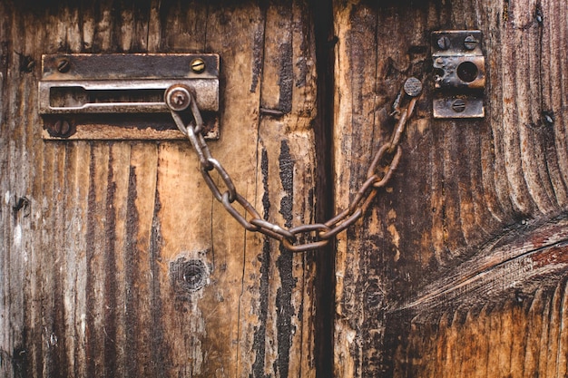 Trava de metal com textura de madeira de porta antiga