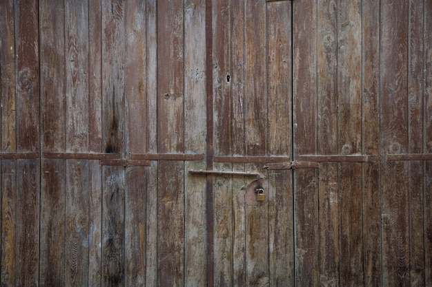 Trava enferrujada de porta envelhecida de madeira marrom e cadeado Fechar detalhes