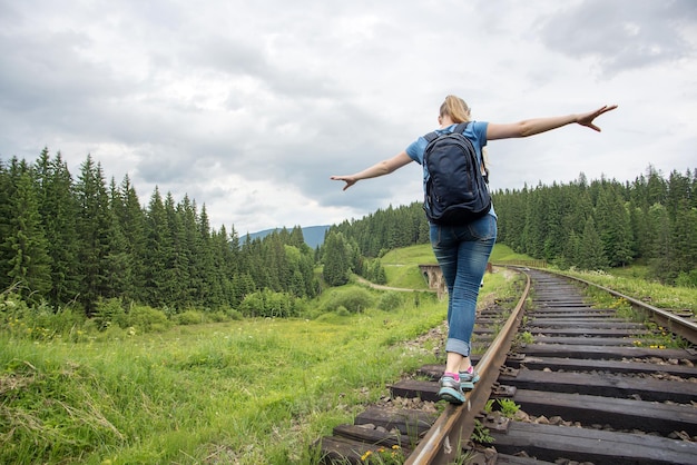 Travador de mulher solteira anda nas ferrovias