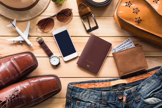 Travel Clothing accessories Vestuário ao longo no assoalho de madeira