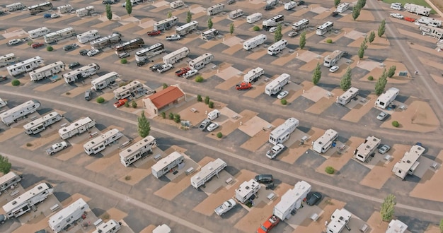 Travel rv clubhouse en camping park con rv trailer en resort parking