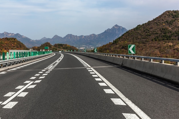 A través de una autopista montañosa; curvo