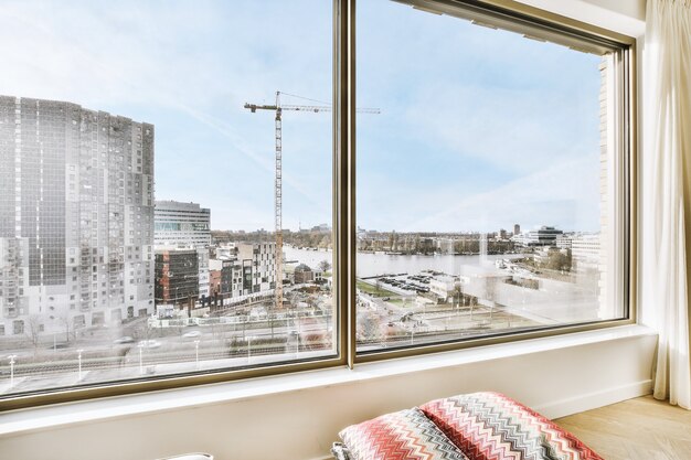 A través de la ventana en vista plana de edificios de apartamentos residenciales en el barrio de la ciudad