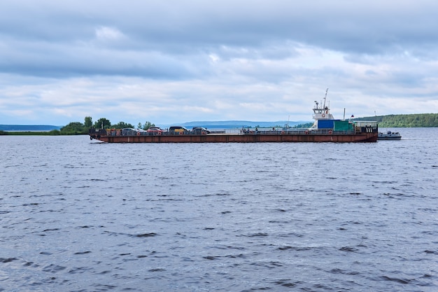 travesía en ferry por el río Kama