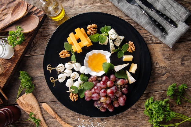 Travessa de aperitivos de vinho com queijo e mel