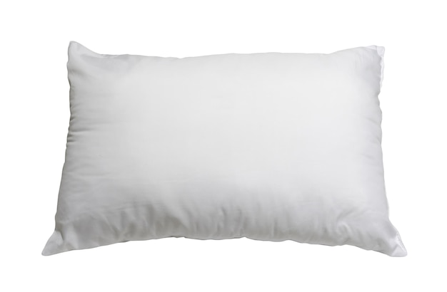 Travesseiro branco após o uso do hóspede no quarto de hotel ou resort isolado no fundo branco com traçado de recorte Conceito de sono confortável e feliz na vida diária