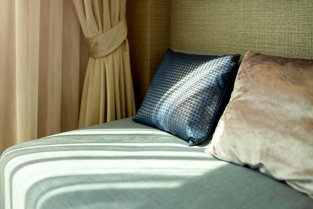 Travesseiro têxtil de tecido cor de terra natural fechado na poltrona e sofá no design de interiores da sala de estar
