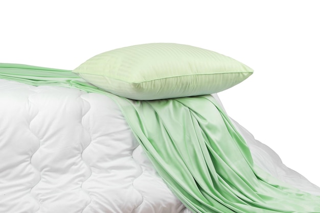 travesseiros de dormir com capa de algodão isolados em um fundo branco