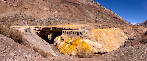 Travessia panorâmica Puente Del Inca Ponte Inca em Mendoza Andes Tour ao Aconcagua chamado Alta Montana