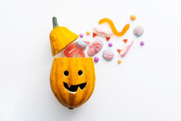 Travessuras ou gostosuras de doces de halloween vindos de uma cabeça de abóbora