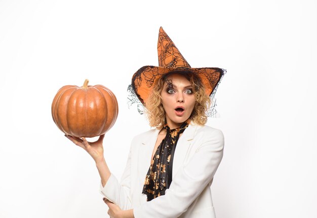 Travessuras ou gostosuras mulher com abóbora festa de halloween feliz halloween mulher loira com chapéu de bruxa outubro