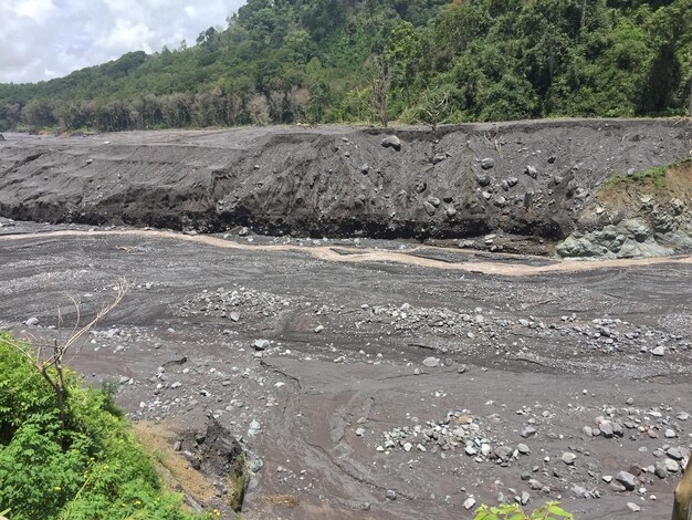 trayectoria del flujo del río de lava del volcán Semeru en Lumajang, Java Oriental, Indonesia