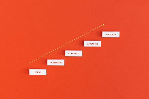 Trayectoria profesional de escalera para el proceso de éxito del crecimiento empresarial. Concepto de inspiración e idea creativa.