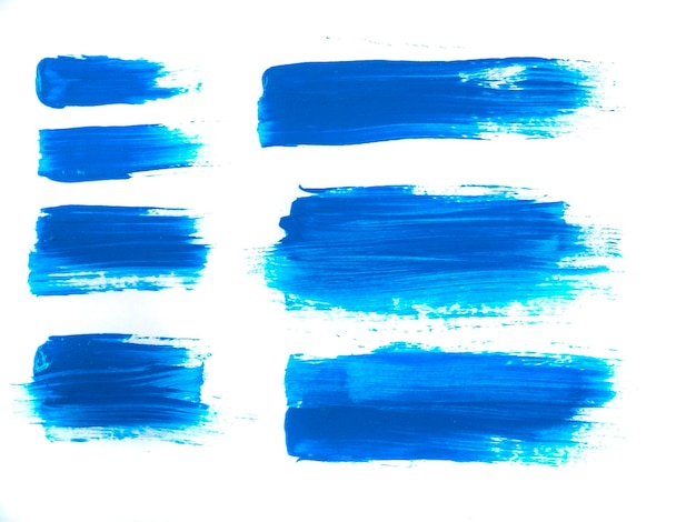 Foto trazado de pintura acrílica azul aislado en un fondo blanco concepto de arte abstracto