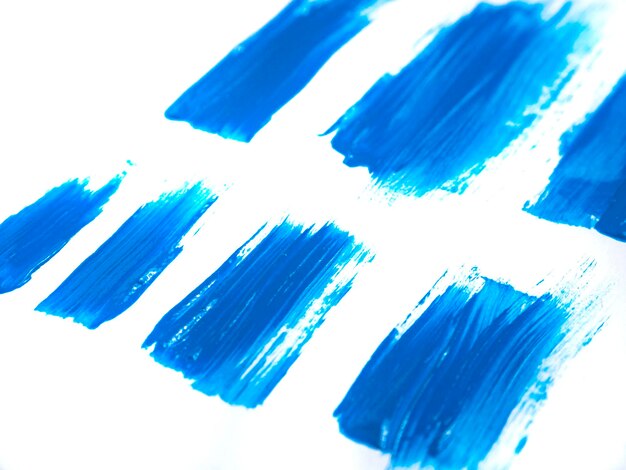 Foto trazado de pintura acrílica azul aislado en un fondo blanco concepto de arte abstracto