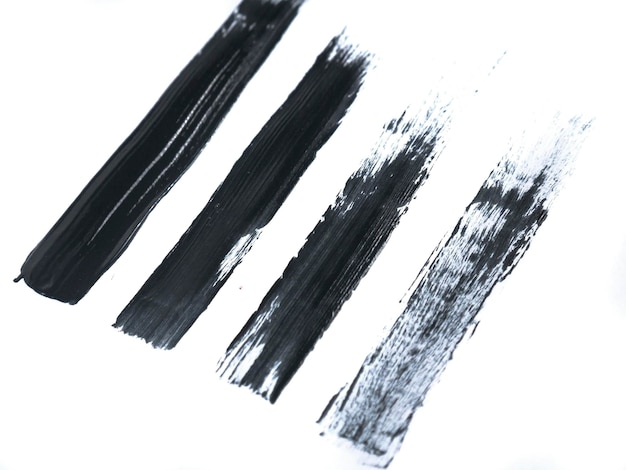 Trazado de pintura acrílica negra aislado en un fondo blanco concepto de arte abstracto