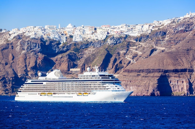 Trazador de líneas del crucero cerca de la isla de Santorini. Santorini clásicamente Thera o Thira es una isla en el sur del Mar Egeo, Cícladas en Grecia.