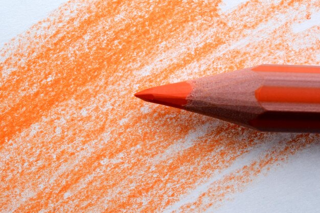 Las trazas de lápiz naranja crean texturas vívidas