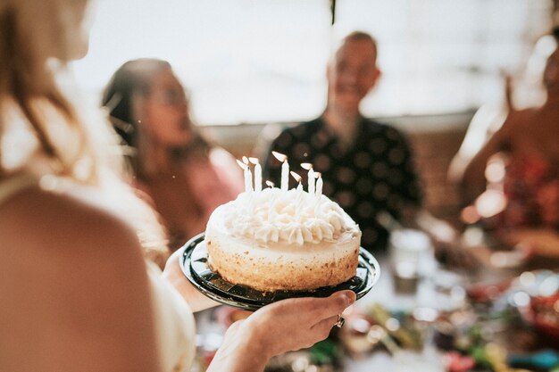 Foto trazendo o bolo de aniversário