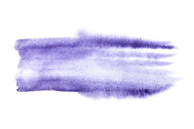 Foto trazo de pincel de acuarela púrpura con bordes húmedos aislado en el fondo blanco