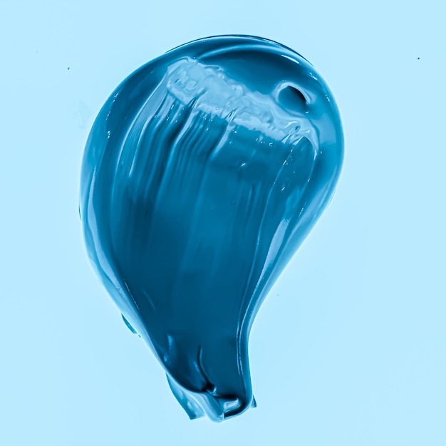 Trazo de pincel azul o mancha de maquillaje primer plano cosméticos de belleza y textura de lápiz labial