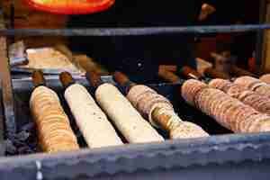 Foto trdelnik masa enrollada a la parrilla pastelería dulce y caliente checa