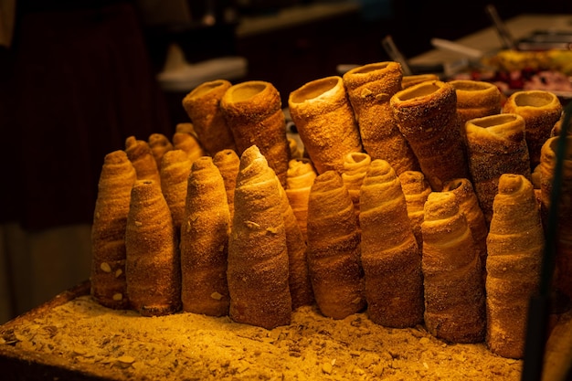 Trdelnik o trdlo es dulce tradicional checo Comida callejera de Praga Comida nacional checa postre dulce trdlo Útil sabroso rollo trdlo en el mercado callejero