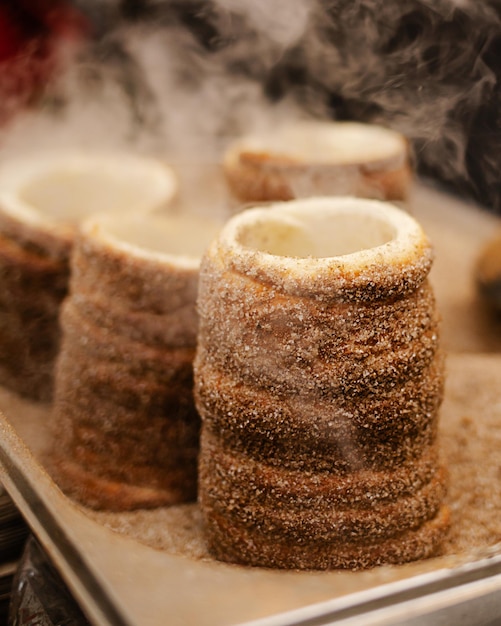 Foto trdelnik ou bolo de chaminé assado na rua na europa oriental