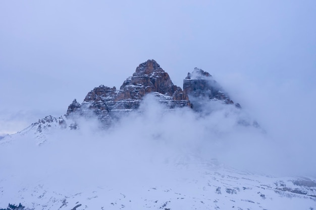 Tre Cime Di Lavaredo Die Drei Zinnen am Wintertag und Wolken Luftbild Sextener Dolomiten Südtirol Italien Blick von Süden