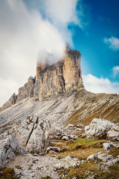 Tre Cime di Lavaredo - montañas rocosas en los Alpes Dolomitas, Italia