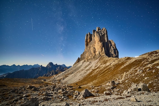 Foto tre cime di lavaredo en la noche en los dolomitas en italia