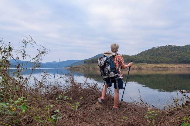 Trecker des jungen Mannes genießen, mit dem Rucksack zu reisen und wandern Konzept, Reisekonzept