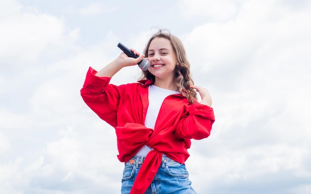 Treets están cantando feliz cantante con micrófono niña cantando escuela vocal concepto karaoke club la música es mi vida niño canta con micrófono alegre administrador de eventos niño diviértete en la fiesta