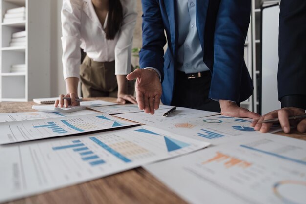 Foto treffen asiatischer unternehmensberater zur analyse und diskussion der situation zum finanzbericht im besprechungsraum, anlageberater, finanzberater und buchhaltungskonzept