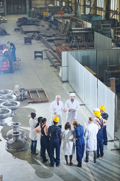 Treffen der Fabrikarbeiter mit dem Management