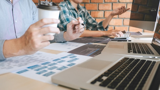 Foto treffen der professionellen entwickler-programmierer-kooperation sowie brainstorming und programmierung auf der website