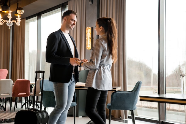 Treffen des jungen Paares in der Hotellobby nach der Trennung