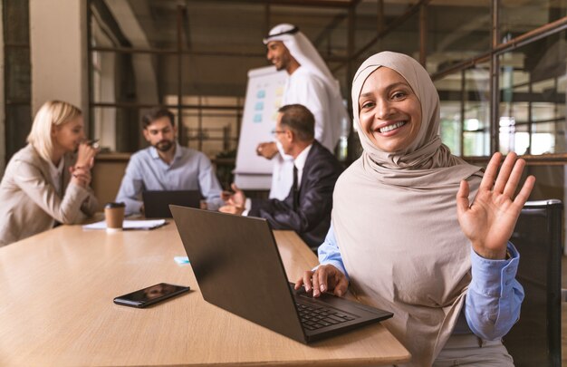 Treffen des multiethnischen Corporate Business-Teams im Büro für einen strategischen Marketingplan - Büroangestellte, Unternehmer und Mitarbeiter des Unternehmens bei der Arbeit in einem multinationalen Unternehmen