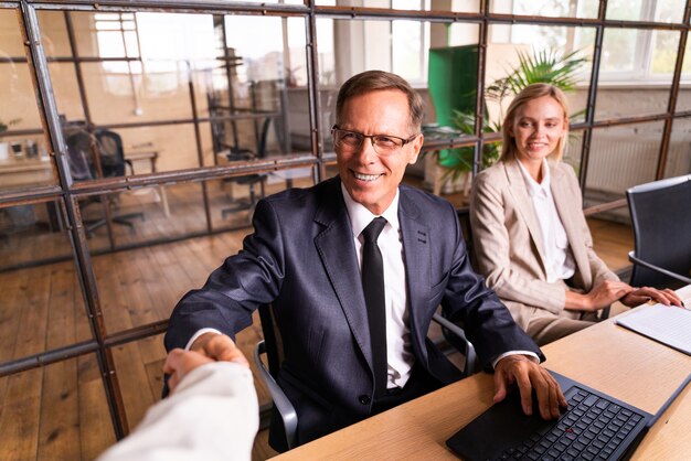 Treffen des multiethnischen Corporate Business-Teams im Büro für einen strategischen Marketingplan - Büroangestellte, Unternehmer und Mitarbeiter des Unternehmens bei der Arbeit in einem multinationalen Unternehmen