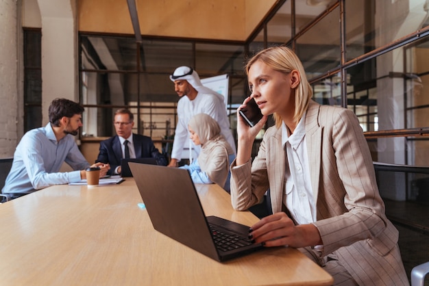 Treffen des multiethnischen Corporate Business-Teams im Büro für einen strategischen Marketingplan