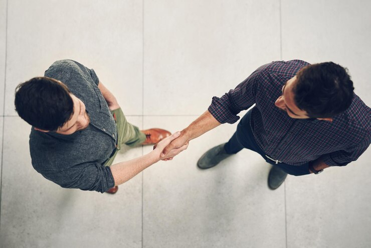 Foto treffen handschütteln und top-view von geschäftsleuten im büro mit rekrutierungsangebot vereinbarung und einstellung erfolg interview danken sie und männer händeschütteln in unterstützung beförderung oder gut gemacht lob