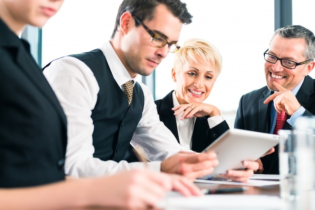 Treffen im Büro, Teamarbeit mit Tablet