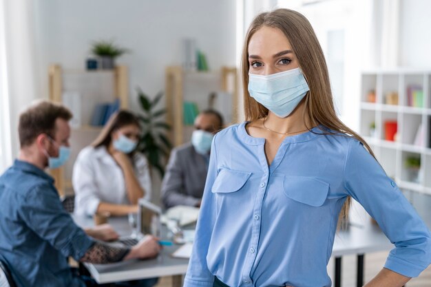 Treffen junger Leute im Büro