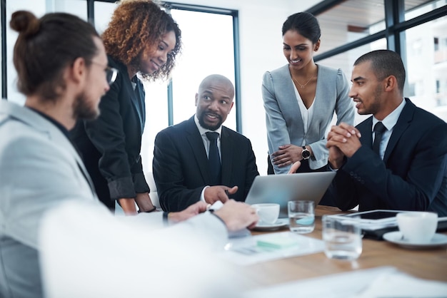 Foto treffen mit gesprächspartnern und geschäftsleuten, die mit einem laptop planen, um ein brainstorming zur überprüfung und zusammenarbeit von ideen, finanzen und teamarbeit im unternehmen durchzuführen und männer und frauen, die an berichtsgruppenprojekten und -vorschlägen arbeiten