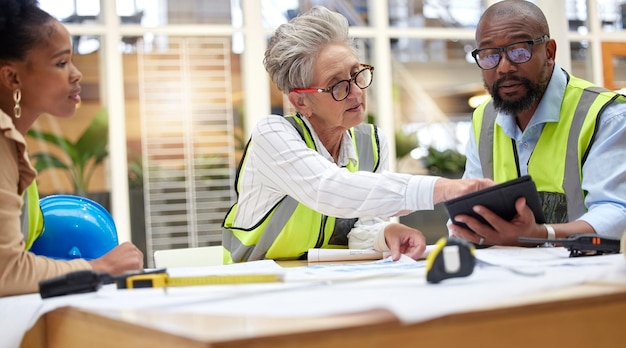 Treffen mit Tablet-Planungs- und Ingenieurleuten mit Blueprint für Teamarbeitskooperation und Online-Vorgang Projektmanagement digitale Technologie und Manager Frau oder Gruppe mit Architekturdesign